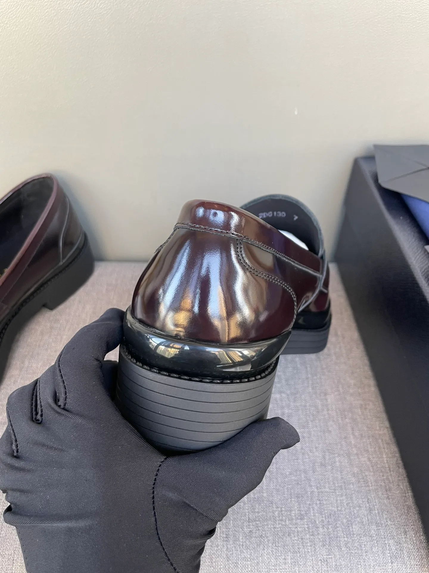 Men's shoes 💰860 💰Best recommendation✨PRADA Prada top purchasing quality imported upper with color-brushed edge beads carved toe design cowhide lining private molded TPU outsole non-slip, wear-resistant and elastic fashionable and versatile burgundy black blue 39-44 in stock (38, 45 customized for replacement, return and exchange)